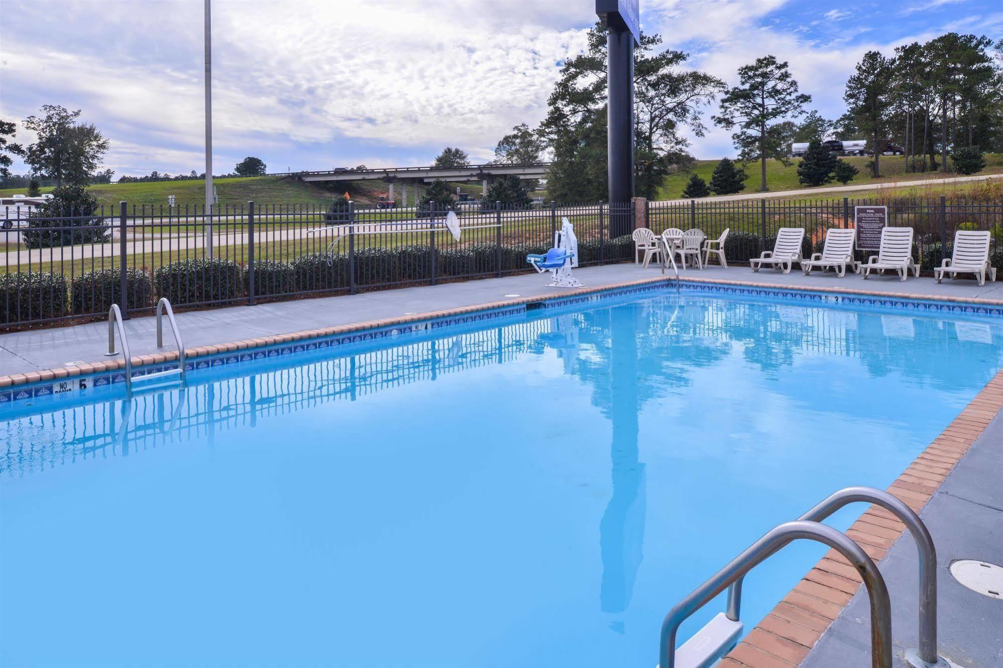 Americas Best Value Inn Wiggins Exterior photo